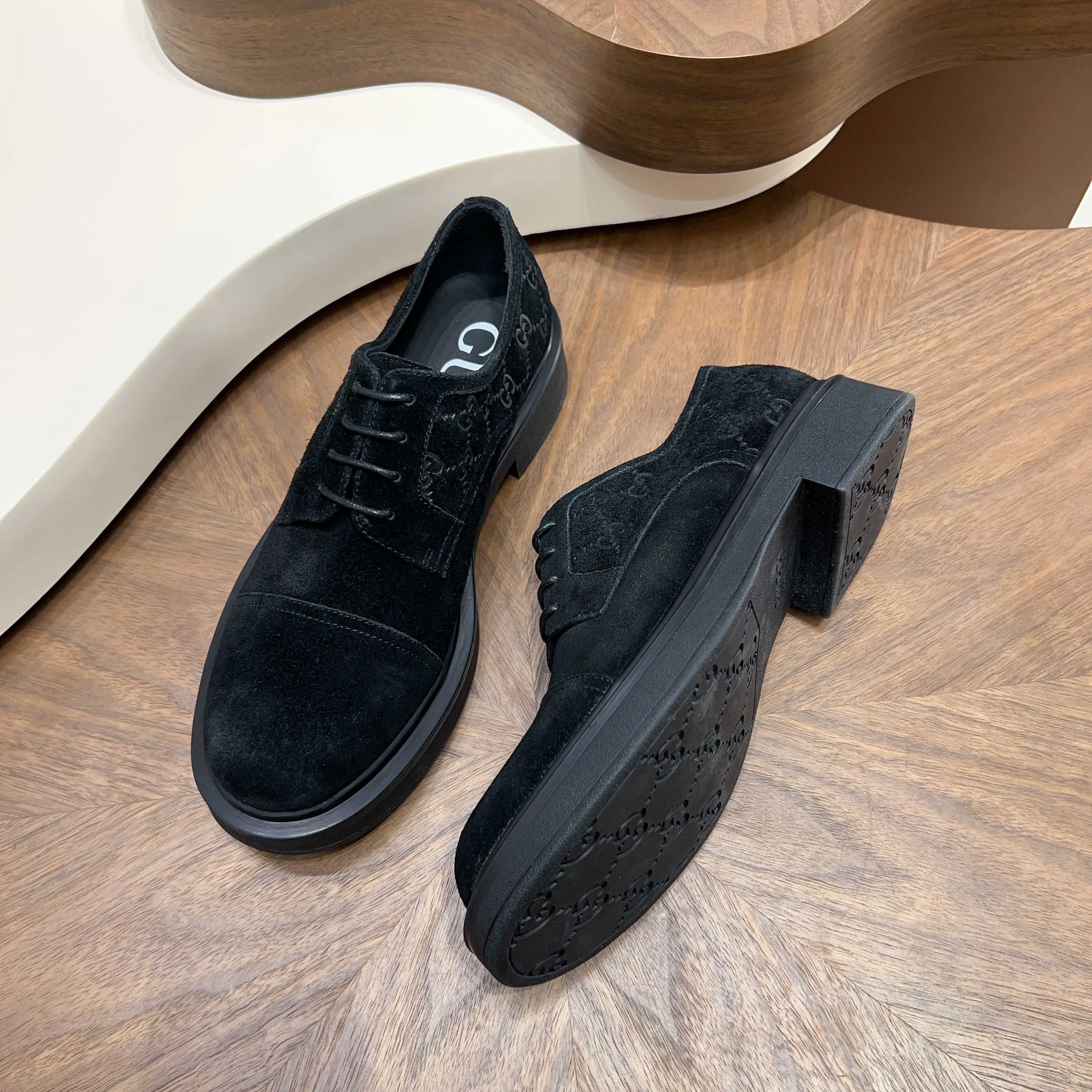💰780 Gucci/Gucci new men’s lace-up shoes with GG details, matte cow leather derby shoes! The design of this men's lace-up shoe is rooted in the brand's heritage. Crafted from premium waxed cow leather, it is embellished with GG printed embossed suede leather details, a nod to Gucci's iconic monogram. The rubber sole decorated with GG pattern adds a touch of modern fashion to this design. Typical three-joint style design. European and American classic version, full calfskin lining. The overall upper texture is soft and the lining is comfortable and breathable. 2CM thickened soft rubber sole, easy to control. Versatile and stylish upper foot, multiple colors available to meet different matching needs, complete package! Size: 39-40-41-42-43-44 leather shoe size (38.45.46 can be customized)